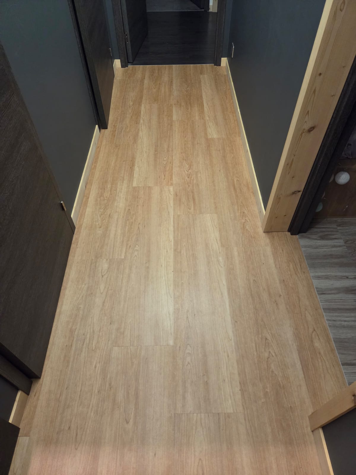 Couloir avec sol en PVC imitation bois clair, finition mat