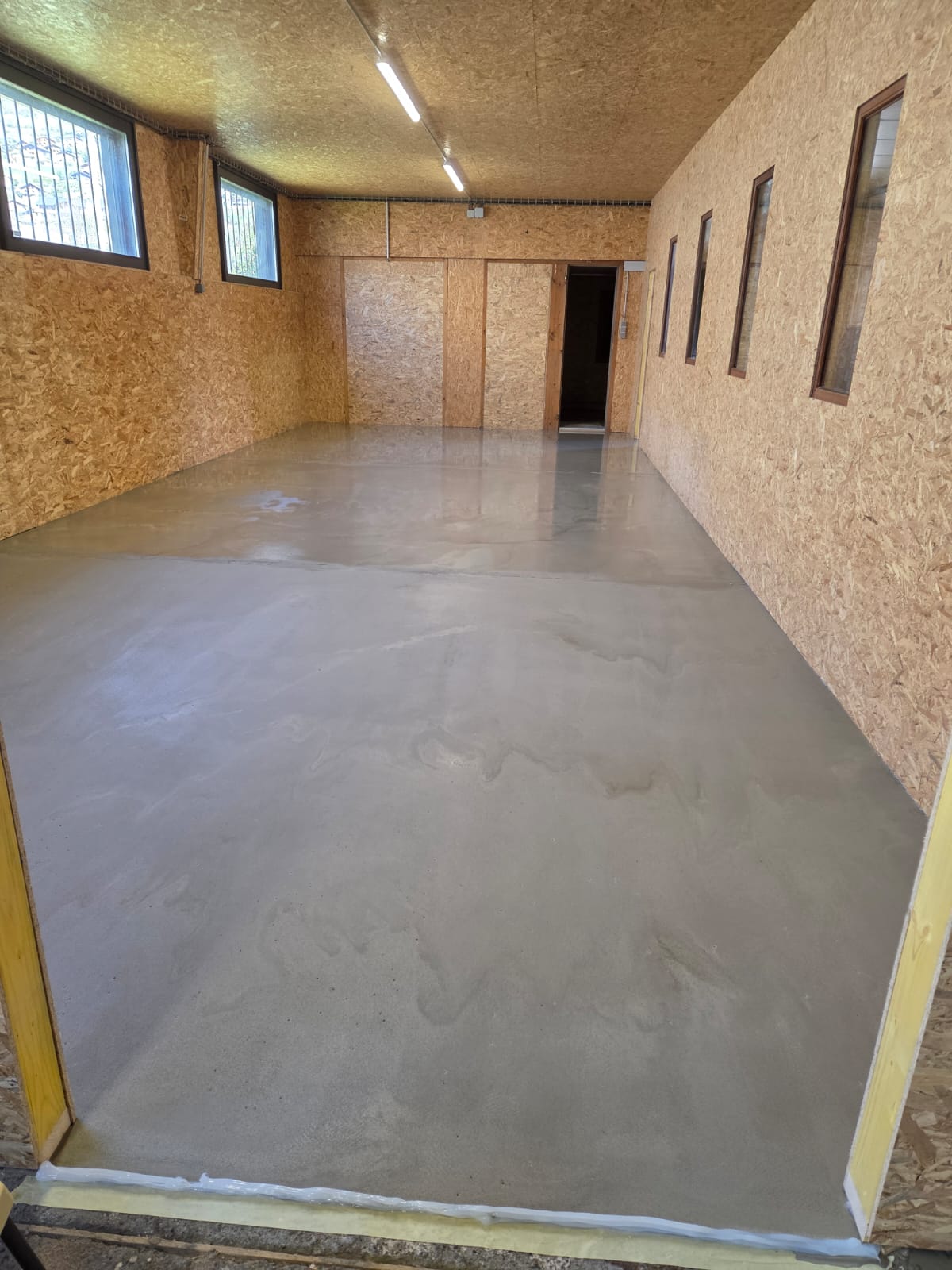 Ragréage de sol en cours — préparation de support avant pose