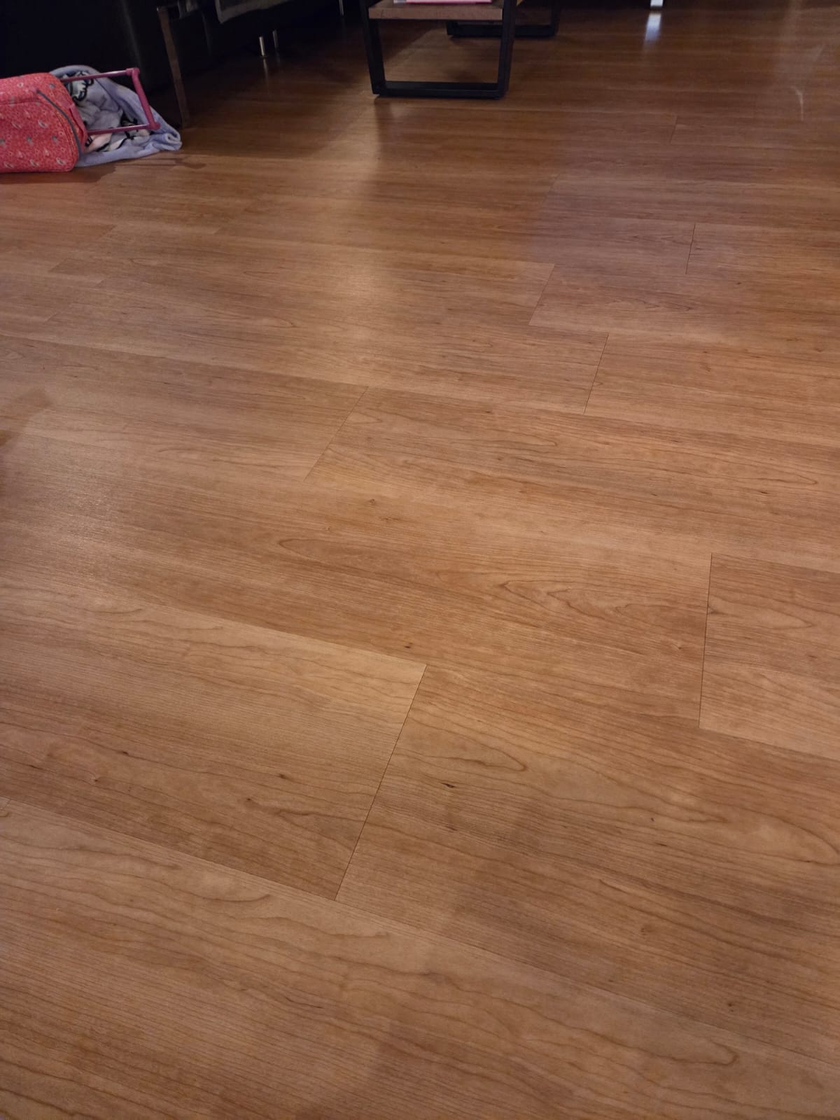Sol stratifié fini en bois clair, finition mat, après travaux