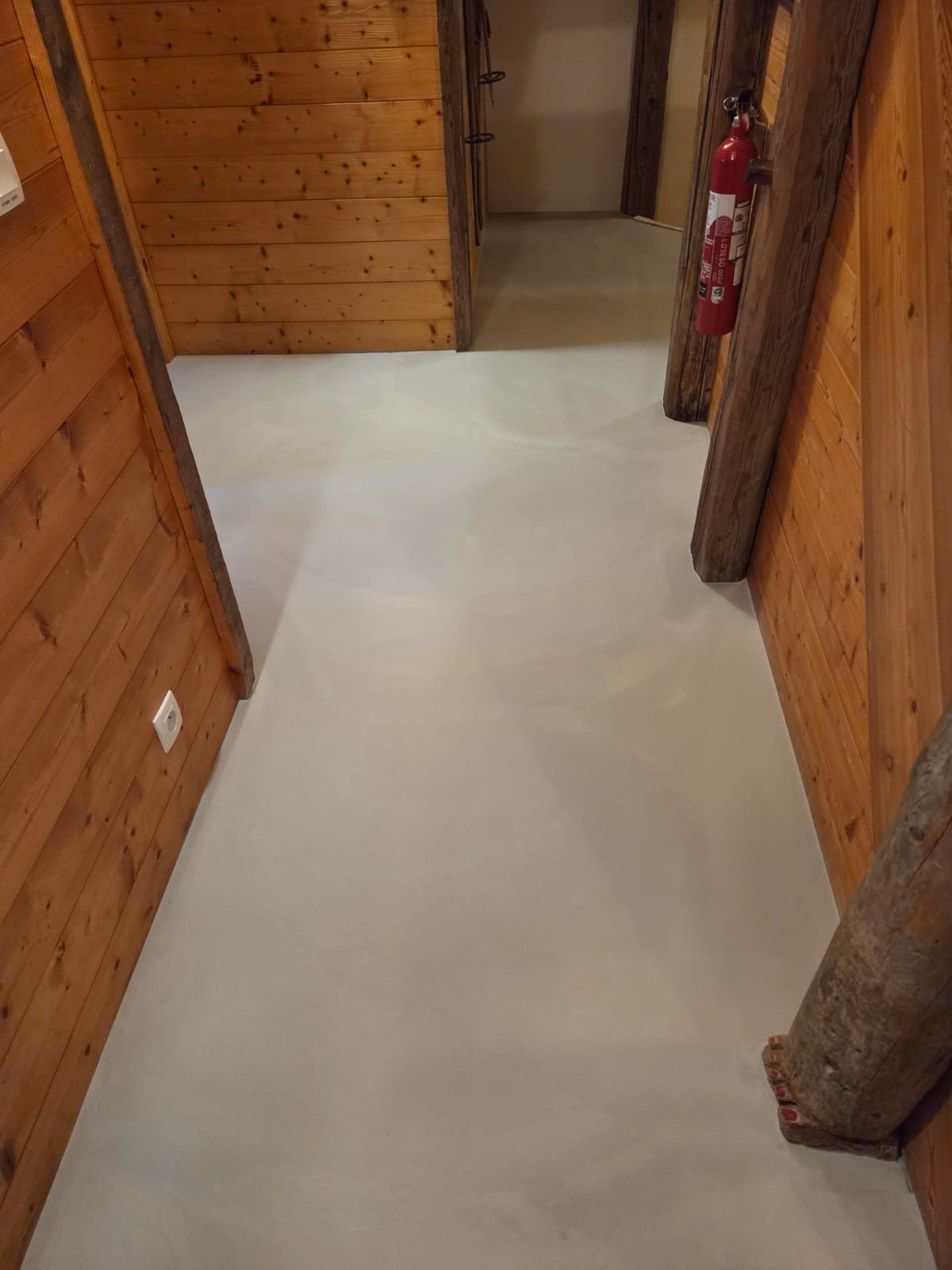 Couloir avec sol souple PVC blanc et parois en bois clair