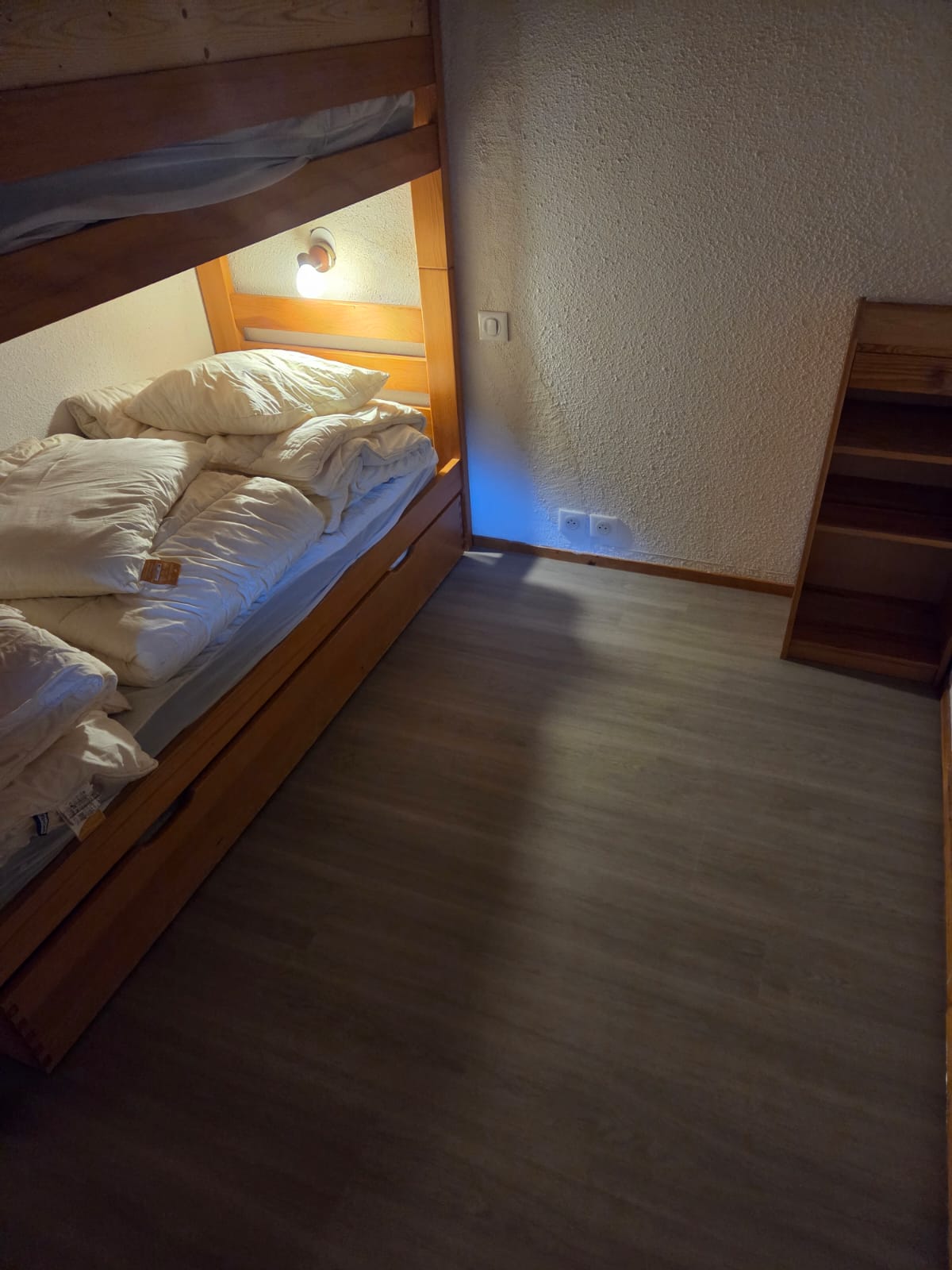 Chambre avec lit superposé et sol en PVC souple, finition mat