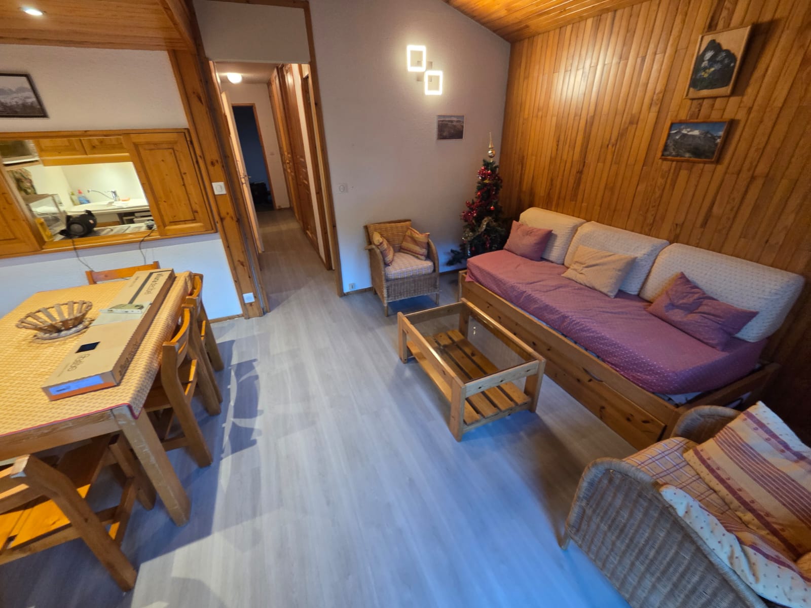 Salle de séjour avec sol souple PVC et décoration hivernale