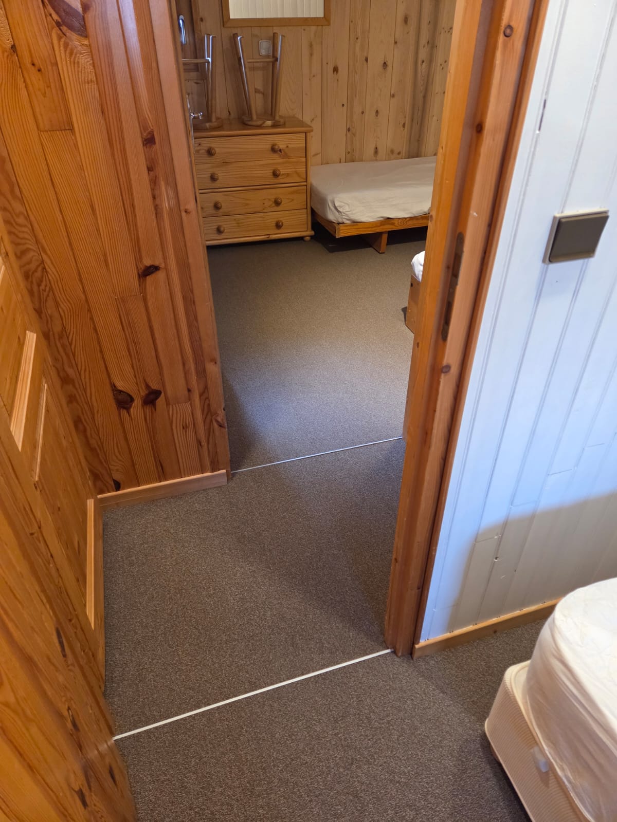 Chambre avec sol PVC gris et meubles en bois clair