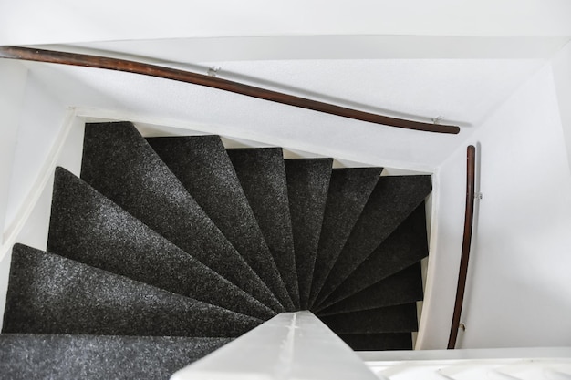 Pose de moquette sur escalier en cours de réalisation