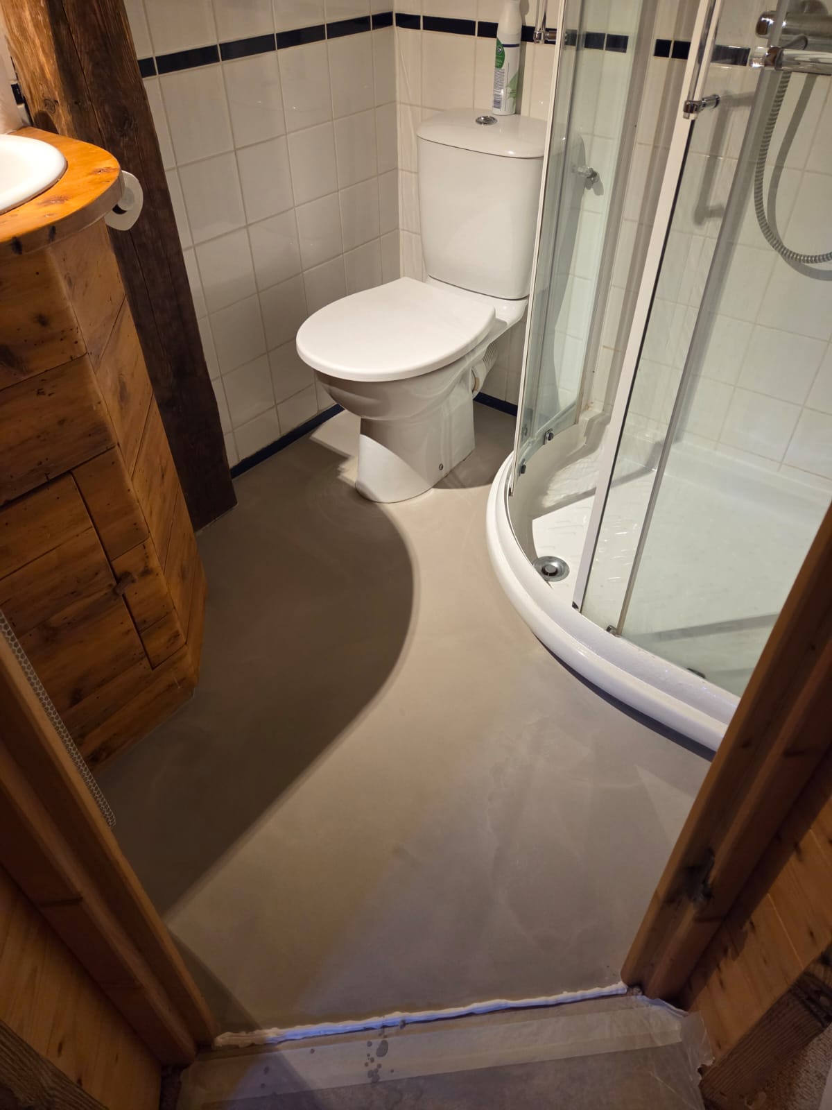 Pose de sol souple PVC en cours dans une salle de bain