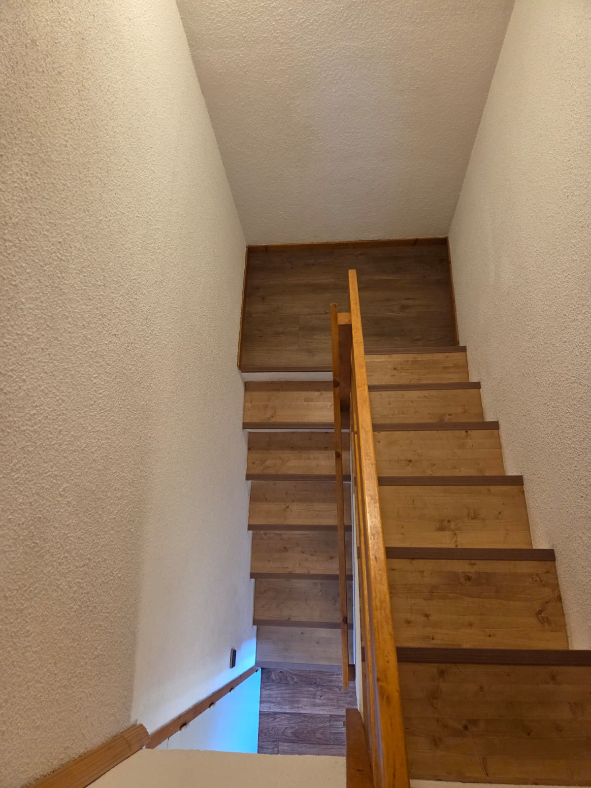 Pose de sol souple sur escalier en cours