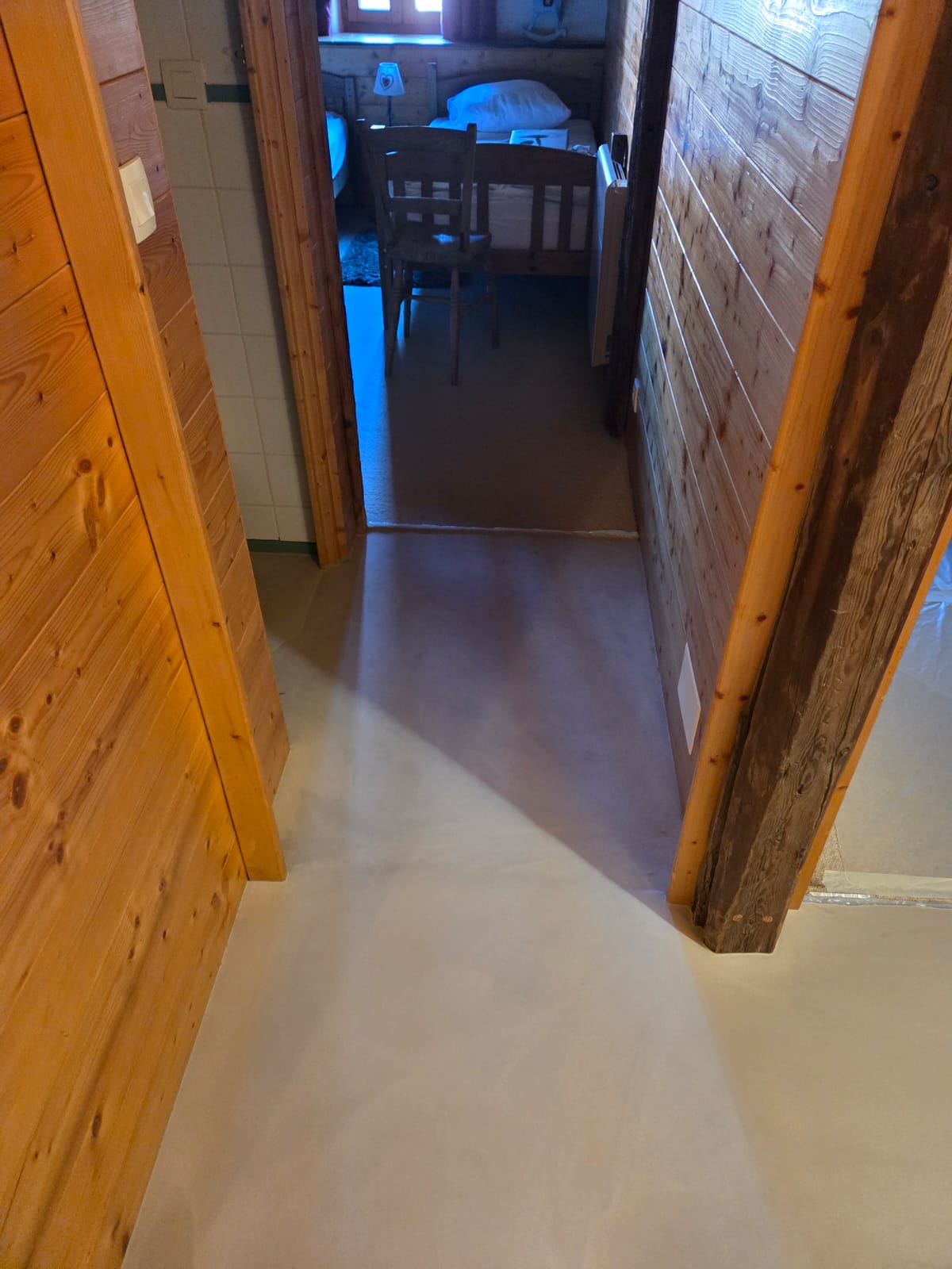 Installation de sol souple PVC dans un couloir en cours de réalisation