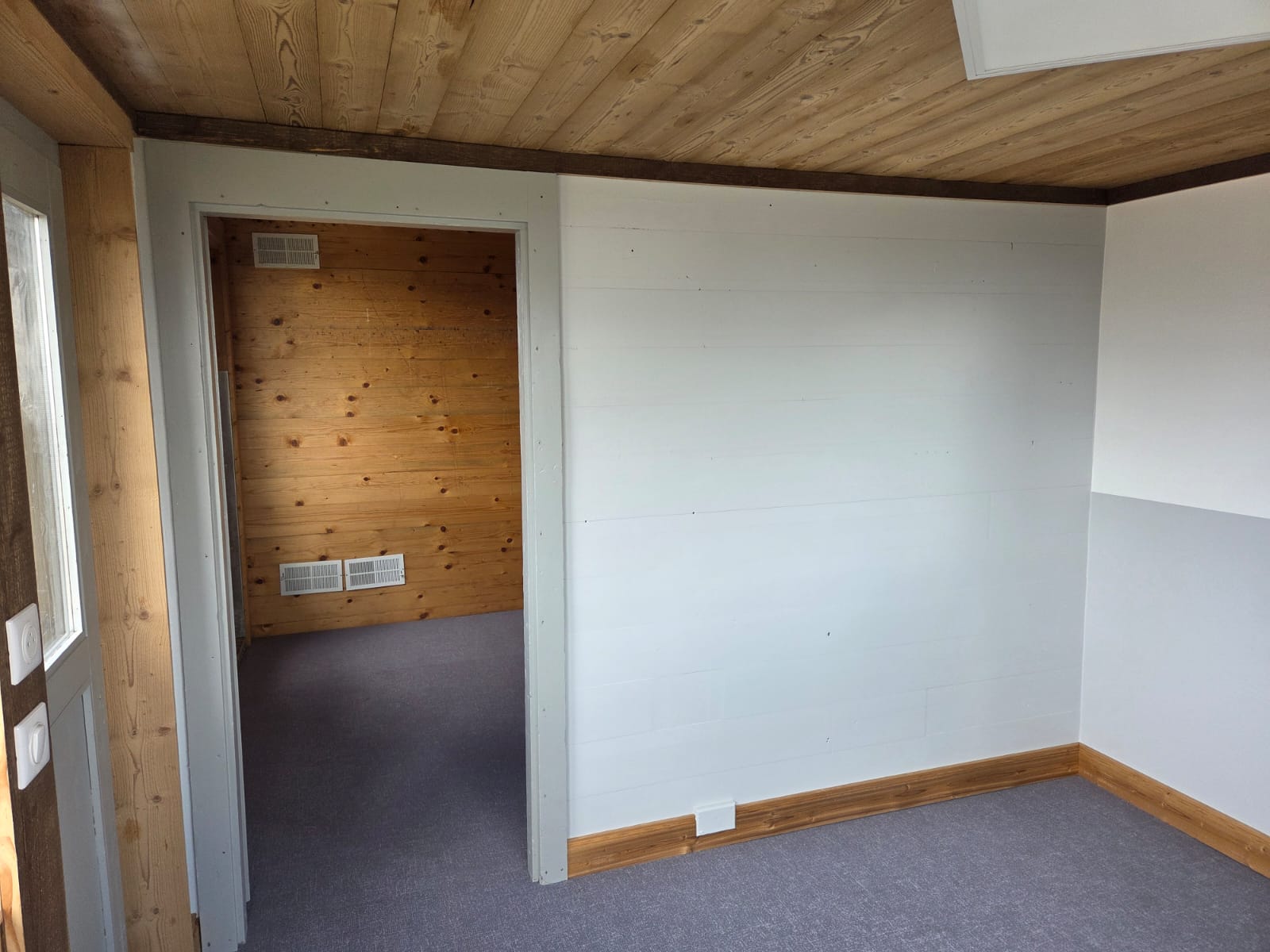 Chambre en cours de peinture avec sol souple PVC