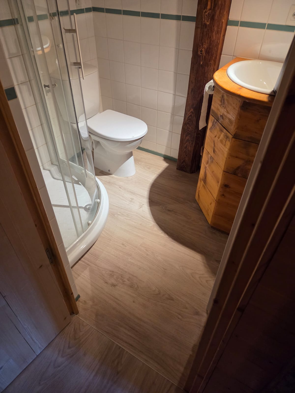 Salle de bain rénovée avec sol en PVC imitation bois