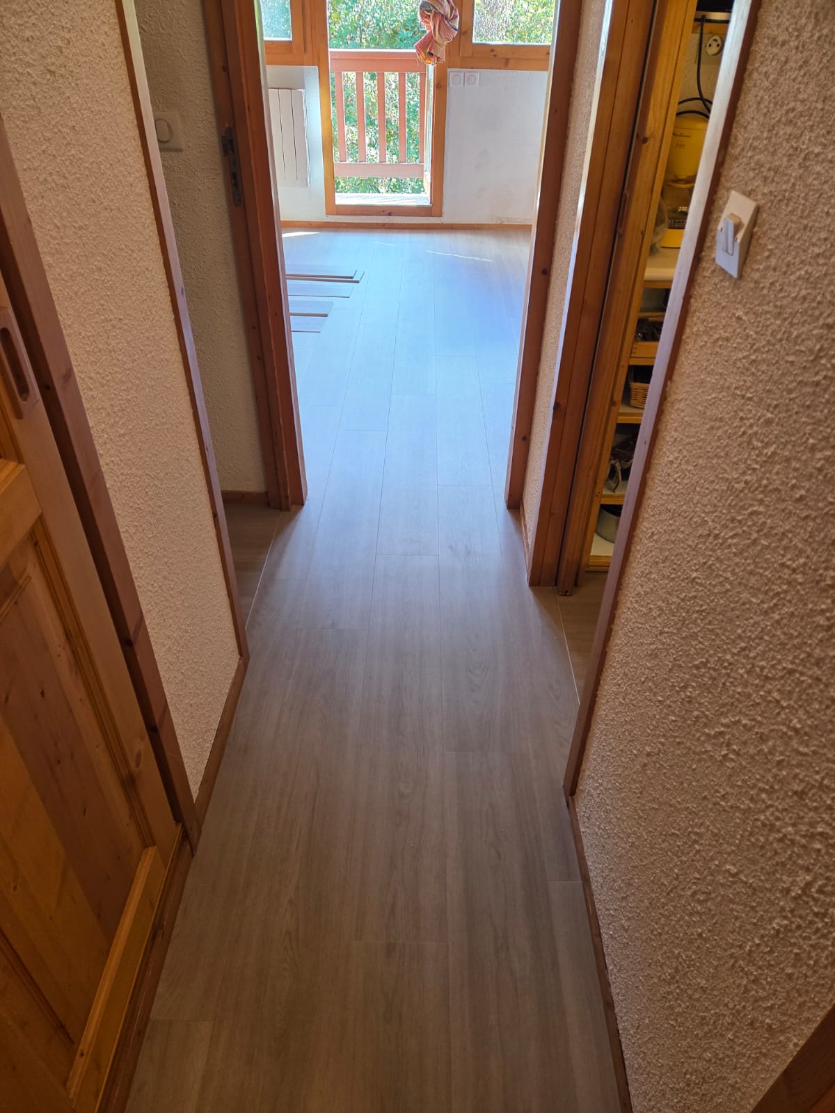 Couloir en cours de pose de sol souple PVC, finition mat
