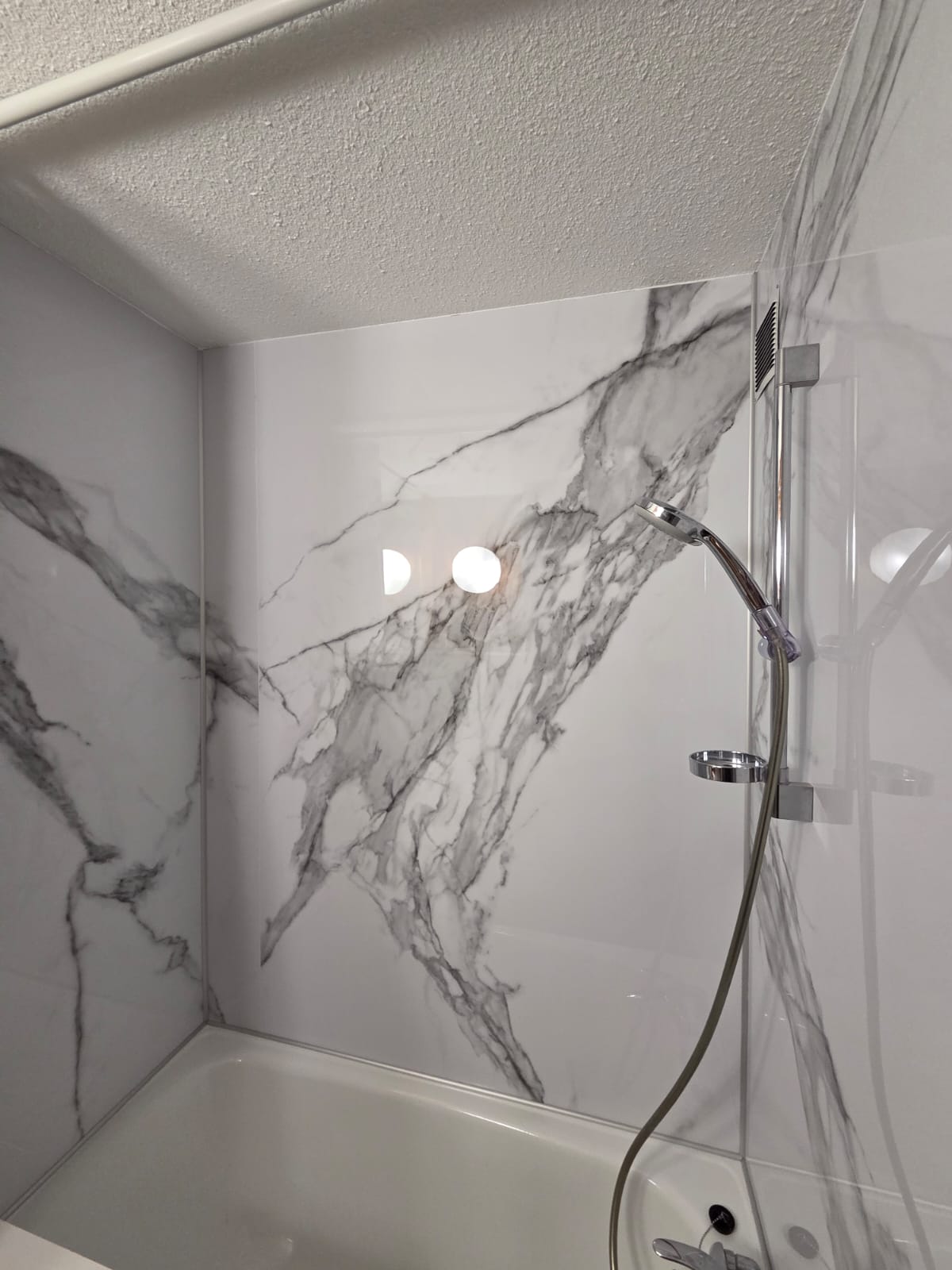 Salle de bain rénovée avec sol en PVC imitation bois