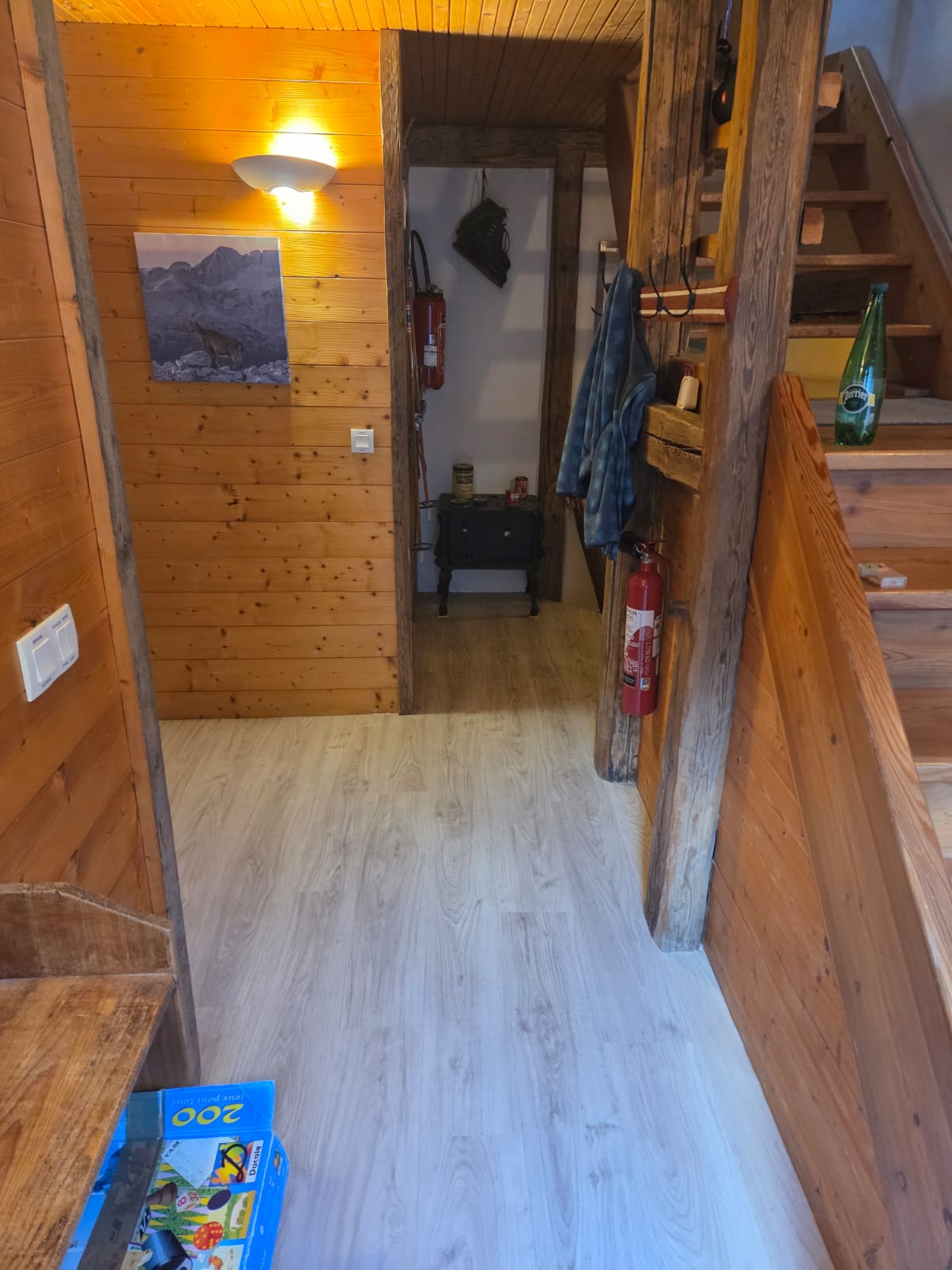 Installation de sols PVC dans un couloir en cours de réalisation