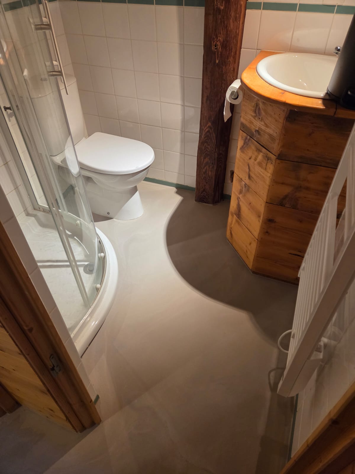 Salle de bain avec sol souple PVC blanc et meuble en bois