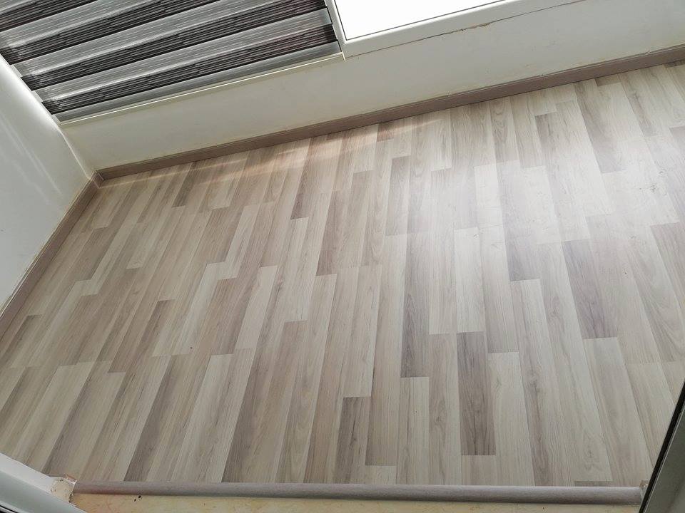 Salle de séjour avec sol en PVC imitation bois clair, finition mat