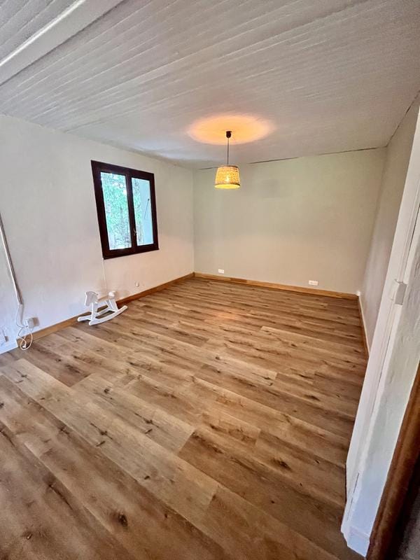 Chambre en cours de finition avec sol souple PVC et peinture murale